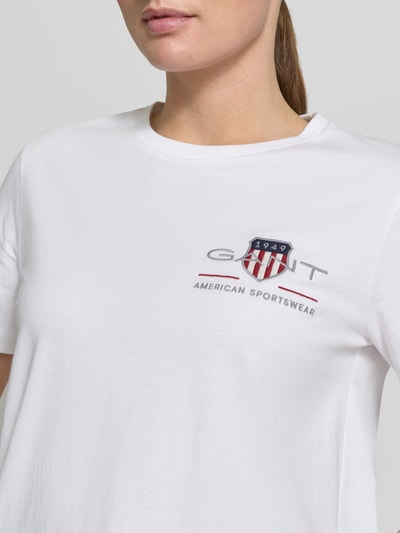 Frauenmodel trägt T-Shirt mit Rundhalsausschnitt und Label-Stitching von Gant, Damen T-Shirt aus Reine Baumwolle, Regular-Fit, Nahaufnahme Oberkörper.