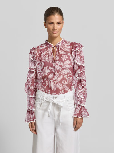 Frauenmodel trägt Bluse mit Rüschenärmeln und Schlüsselloch-Ausschnitt von Oui, Gerader-Schnitt, florales Muster, Ganzkörperansicht von vorne. Rückenlänge bei Größe 36: 60 cm, Ärmellänge bei Größe 36: 61 cm, Schnürung, Rüschen, Damen Bluse.