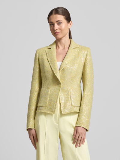 Frauenmodel trägt Slim Fit Blazer mit Pailletten von Luisa Cerano in Gelb, Reverskragen, Material-Mix, aufgesetzte Taschen, Nahaufnahme Oberkörper.