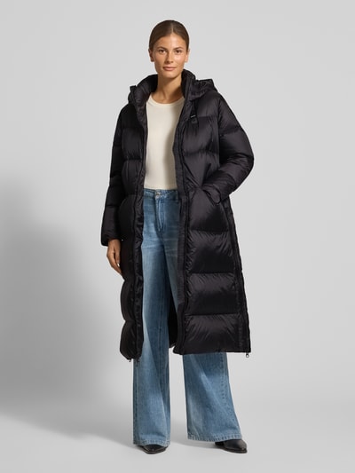 Vrouwenmodel draagt gewatteerde mantel met capuchon, Model 'CELIA' van Blauer vs:, regular fit, tweewegritssluiting, labeldetail, zwart, glanzende textuur, Ruglengte maat S: 110 cm, schouderbreedte: 43 cm, borstwijdte: 55 cm, mouwlengte: 60 cm, Ganzkörperansicht von vorne.