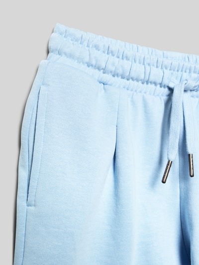 Produktfoto, Regular Fit Sweatshorts mit Logo-Patch von Garcia in Hellblau aus Reine Baumwolle mit Eingriffstaschen und Tunnelzug-Bund, kinder, Struktur sichtbar, Bundweite 29 cm, Innenbeinlänge 8 cm bei Größe 140