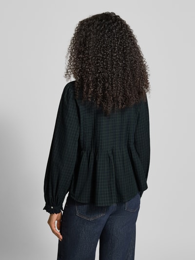 Frauenmodel trägt Regular Fit Hemdbluse aus reiner Baumwolle von Polo Ralph Lauren mit Optik:Allover-Muster, Muster:kariert, Rüschenkragen, Biesen, Ballonärmel, Rüschen am Ärmelabschluss, Schößchensaum; dunkle Farben, weiche Baumwoll-Textur, Ganzkörperansicht Rückansicht.