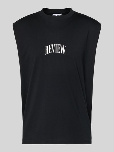 Produktfoto, Muskelshirt mit Logo und Rundhalsausschnitt von REVIEW in Schwarz, Reine Baumwolle, Regular-Fit, Logo vorne, Rückenlänge 68 cm bei Größe M.