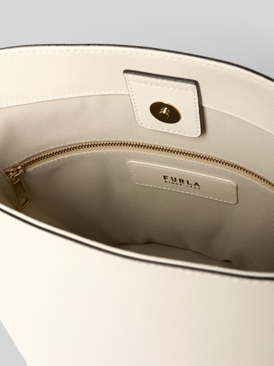 Produktfoto, Handtasche aus Leder mit Label-Detail Modell 'ROXIE' von FURLA in Creme, Hauptfach mit Magnetverschluss, Innentasche mit Reißverschluss, beige Textur, Schulterriemen, Maße: 22 cm Breite, 25 cm Länge, 17 cm Tiefe, Riemenlänge 112 cm.