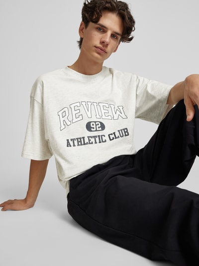 REVIEW Oversized T-Shirt mit Label-Print Hellgrau Melange 3