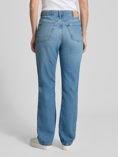 Frauenmodel trägt Regular Fit Straight Jeans aus reiner Baumwolle Modell 'ADA' von BOSS in hellblauer Denim-Optik, Ganzkörperansicht Rückansicht.
