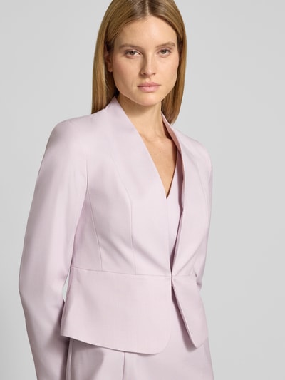 Frauenmodel trägt fein strukturierten Blazer mit V-Ausschnitt von Christian Berg Woman Selection, Material-Mix mit Viskose-Anteil, Slim Fit, helles Pastell, Ganzkörperansicht von vorne.