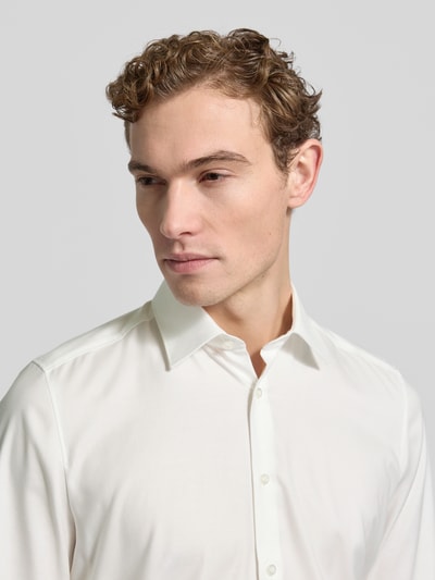 Männermodel trägt Slim Fit Businesshemd aus Twillgewebe mit extra langem Arm von OLYMP, Optik: Unifarben, Nahaufnahme Oberkörper.
