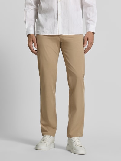 Męski model nosi Comfort Fit Hose mit Eingrifftaschen von Christian Berg Men, beżowe spodnie z mieszanki materiałów z dodatkiem wiskozy, wpuszczane kieszenie, szerokość w rozmiarze 32/32: 41 cm, długość wewnętrzna nogawki: 78 cm, gładka faktura, widok całej sylwetki z przodu