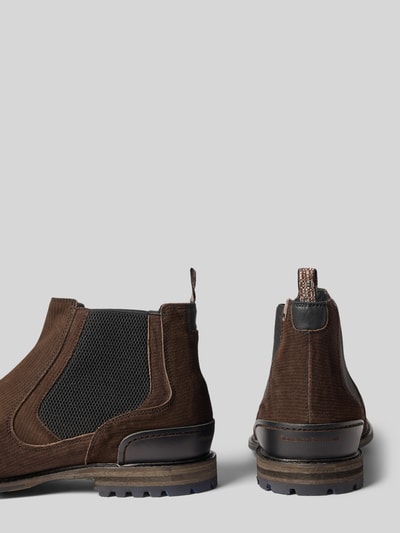 Produktfoto, braune Boots aus echtem Leder Modell 'Crepi' von Floris van Bommel mit profilierter Sohle, abgerundete Passform, Detailansicht. Kontext: Absatzhöhe 2 cm, Schafthöhe 13 cm, Schaftweite 12 cm bei Größe 44.