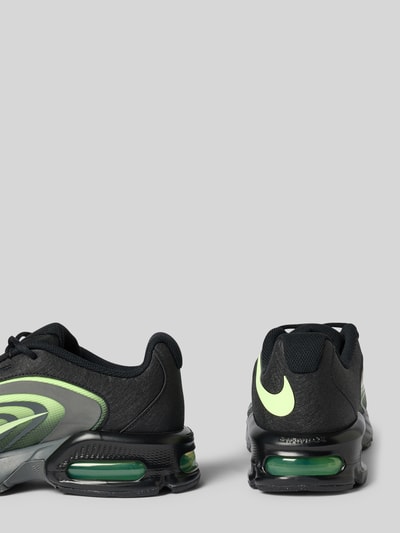Produktfoto, Herren Sneaker von Nike mit Logo-Print, abgerundete Passform, Schnürverschluss, Modell 'Air Max Fire', grün-schwarze Farbkombination, sichtbare Texturdetails, Absatzhöhe 5 cm, Schafthöhe 8 cm, Schaftweite 6 cm.