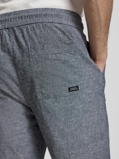 Männermodel trägt Hose aus Baumwoll-Leinen-Mix mit elastischem Bund von Blend, graue, strukturierte Oberfläche, Nahaufnahme Rückansicht. Modell 'ABAN', Regular Fit, Bundweite 39 cm, Innenbeinlänge 76 cm.
