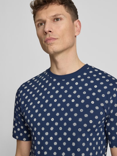 Männermodel trägt Regular Fit T-Shirt mit Rundhalsausschnitt von Scotch & Soda, Herren T-Shirt aus Reine Baumwolle im Allover-Look, Nahaufnahme Oberkörper. Rückenlänge bei Größe M: 71 cm.