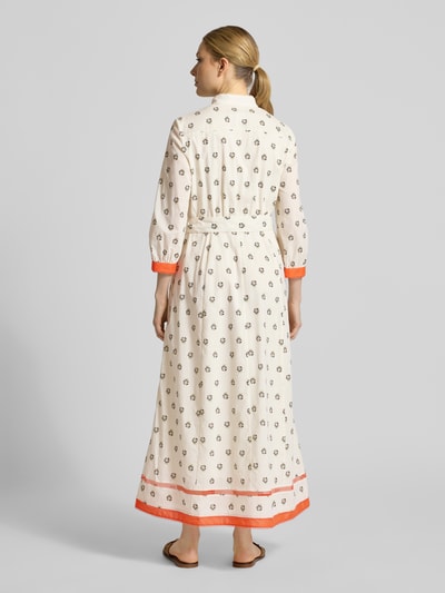 Frauenmodel trägt Maxikleid mit Zier-Bordüre von Marc Cain aus Reine Baumwolle, floraler Allover-Print, 3/4-Arm, Ganzkörperansicht Rückansicht.