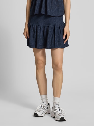 Frauenmodel trägt Kurzer Rock mit Schößchendetail und Lochstickerei von REVIEW, dunkelblau, A-Linie, Material-Mix mit Stretch-Anteil, Ganzkörperansicht von vorne.