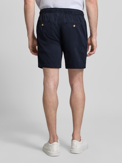Männermodel trägt Regular Fit Shorts mit elastischem Bund Modell 'SUNFADED' von Gant in Dunkelblau, reine Baumwolle, Rückansicht, Herren Shorts