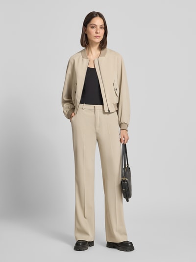 Frauenmodel trägt Jacke mit Pattentaschen Modell 'MARHAM' von Drykorn in Beige, Material-Mix mit Stretch, Regular Fit, Ganzkörperansicht von vorne.