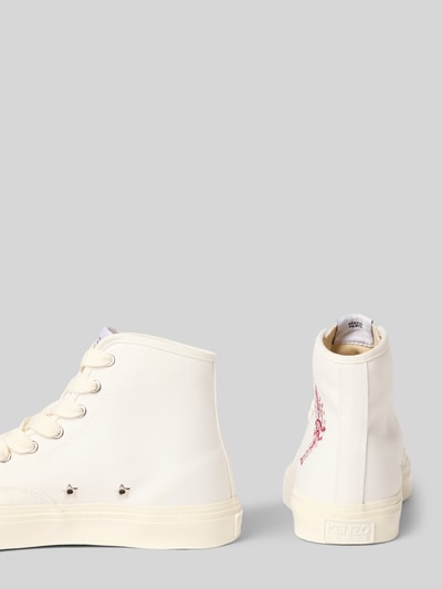 Produktfoto, High-Top-Sneaker mit Logo-Stitching von Kenzo in Creme, abgerundete Form, strukturierte Sohle, Label-Patch, Schnürverschluss, Damen High-Top-Sneaker, Größe 40, Absatzhöhe 3 cm, Schafthöhe 10 cm, seitliche und Rückansicht