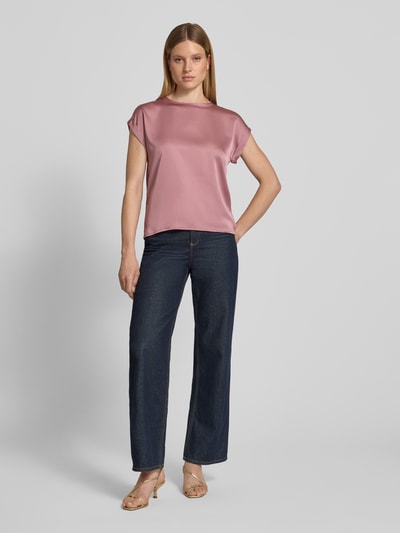 Frauenmodel trägt Damen T-Shirt aus Satin mit Rundhalsausschnitt Modell 'ELLETTE' von VILA in Rosa, Regular-Fit, Ärmel mit Aufschlag, Rückenlänge 58 cm bei Größe 36, glatte Textur, Ganzkörperansicht von vorne.