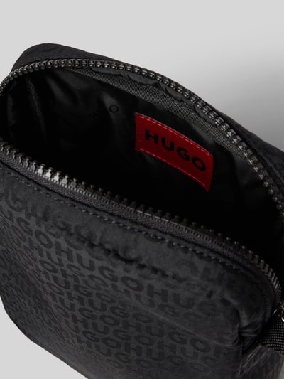 Produktfoto, schwarze Umhängetasche mit Allover-Muster Modell 'Ethon_JQ_NEW NS ZIP' von HUGO, glatte Textur, Herren Umhängetasche von HUGO