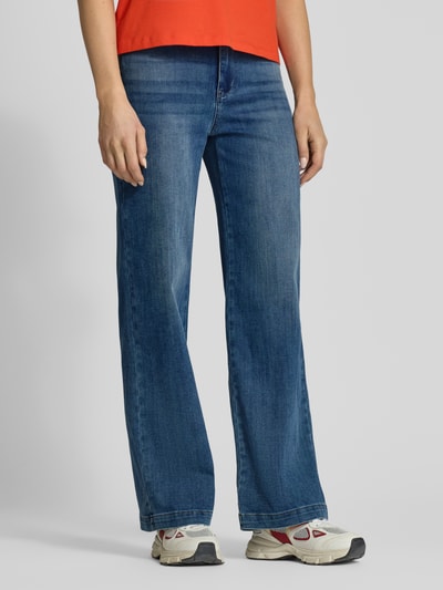Modelka nosi Wide Leg Jeans im Used-Look von Buena Vista z mieszanki bawełny i wiskozy, wpuszczane kieszenie, efekt znoszenia, widok z przodu, długość wewnętrzna nogawki 79 cm, szerokość w rozmiarze S 38 cm.