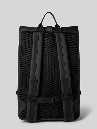 Produktfoto, Rolltop Rucksack mit Reißverschlusstasche von Rains in Schwarz, Tragehenkel, verstellbare Träger, Maße 31x61x15 cm, Schulterriemen 74 cm.