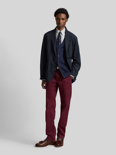 Mężczyzna model nosi proste spodnie z mieszanki bawełny 'Gerade Hose aus Baumwoll-Mix' od Polo Ralph Lauren w bordowym kolorze, pełny widok z przodu.