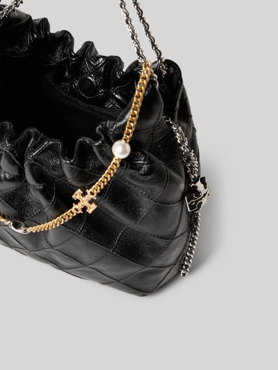 Produktfoto, Shoulder Bag in Leder-Optik von Tory Burch mit Strukturmuster, Zierkette, Ketten-Optik, offenem Hauptfach, Farbe Schwarz, Breite 19 cm, Länge 21 cm, Tiefe 7 cm