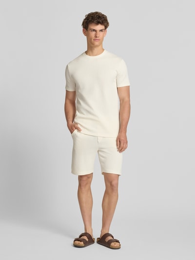 Männermodel trägt Regular Fit Bermudas aus strukturiertem Material Modell 'TREY LIFE' von Only & Sons, Optik: Unifarben, Ganzkörperansicht von vorne.
