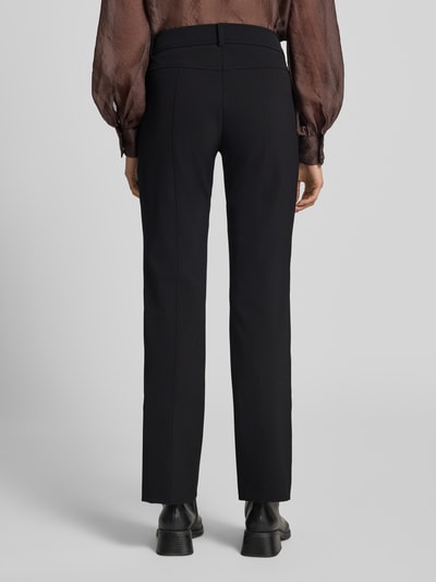 Frauenmodel trägt Slim Fit Schmale Hose mit aufgesetzten Taschen Modell 'FARAH' von CAMBIO in Schwarz, glatte Textur, Ganzkörperansicht Rückansicht. Damen Schmale Hose von CAMBIO.