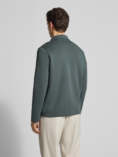 Męski model nosi Regular Fit Sweatjacke aus Baumwoll-Mix od Marc O'Polo, jednolity kolor, krój regular fit, z długim rękawem, stehkraag, scuba, zdjęcie całopostaciowe z tyłu.