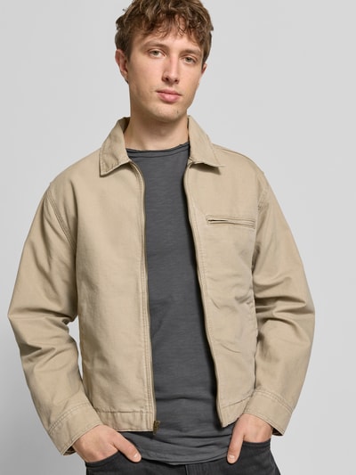 Männermodel trägt Regular Fit T-Shirt aus reiner Baumwolle Modell 'Benne' von Only & Sons in Grau, Rundhals, Kurzarm, Ganzkörperansicht von vorne.