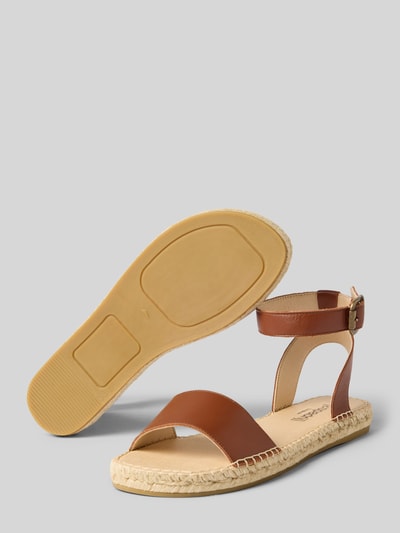 Produktfoto, Sandalette aus Leder Modell 'NIMES' von Espadrij mit braunen Riemen, Dornschließe, Gummisohle, beige Basttextur, 2 cm Absatzhöhe, farblich kontrastierend.