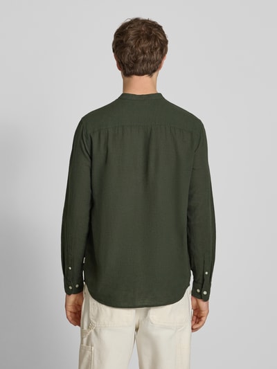 Männermodel trägt Slim Fit Freizeithemd aus Baumwoll-Leinen-Mix Modell 'CAIDEN' von Only & Sons, Optik: Unifarben, Rückenpasse, Ganzkörperansicht Rückansicht.