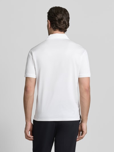 Männermodel trägt Poloshirt mit kurzer Knopfleiste von Emporio Armani in Weiß, Lyocell-Baumwoll-Mix, Regular Fit, Rückenlänge 70 cm, Ganzkörperansicht Rückansicht.