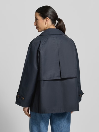 Männermodel trägt Regular Fit Funktionsjacke aus Baumwoll-Mix Modell 'MAISY' von Barbour, granatowy, długi rękaw, krój regular fit, wodoodporny, zdjęcie całej sylwetki z tyłu