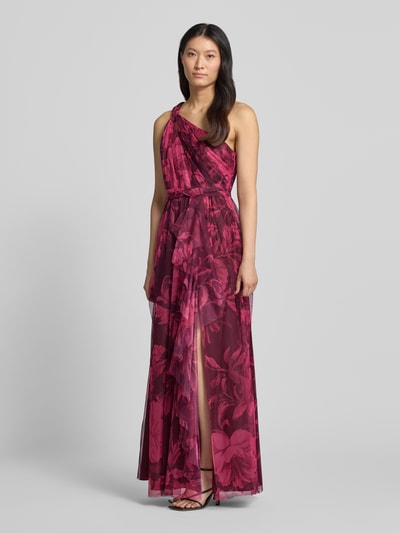 Frauenmodel trägt Abendkleid mit One-Shoulder-Träger von Adrianna Papell in Dunkelrot mit floralen Mustern, taillierte Passform, Stoffgürtel, Raffungen, Ganzkörperansicht von vorne.