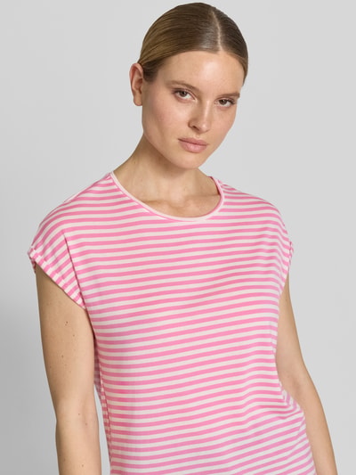 Frauenmodel trägt Relaxed Fit T-Shirt aus Lyocell-Mix Modell 'AVA' von Vero Moda mit rosa-weißem Allover-Streifenmuster, Nahaufnahme Oberkörper.
