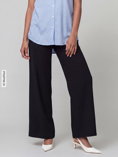 Frauenmodel trägt Weite Hose mit elastischem Bund Modell 'Coralie' von MAC, Schwarz, lockere Passform, Damen Weite Hose von MAC, Nahaufnahme Unterkörper, KI-modifiziertes Bild.