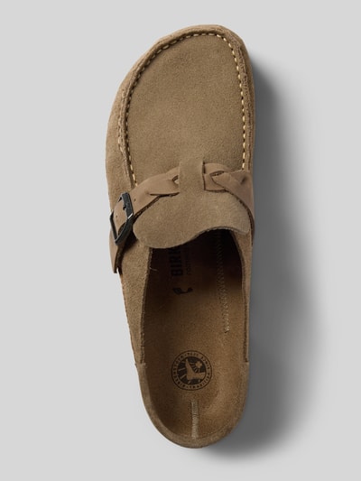 Produktfoto, Clogs aus Veloursleder Modell 'BUCKLEY BRAIDED' von Birkenstock in Beige mit abgerundete-Spitze, Schlupfform, sichtbarer Nahtstruktur, Absatzhöhe: 3 cm, Schafthöhe: 1 cm, Schaftweite: 7 cm