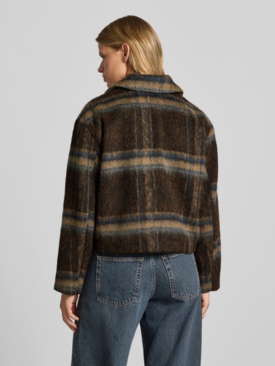 Frauenmodel trägt Regular Fit Blouson mit Umlegekragen Modell 'KATE' von ONLY, braun-blau kariert, Damen Bomberjacke, Ganzkörperansicht Rückansicht.