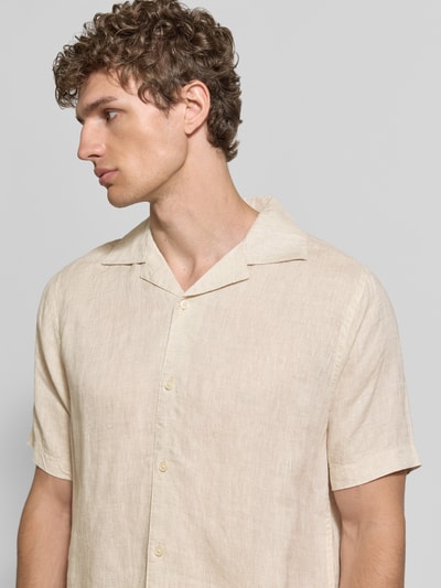 Männermodel trägt Modern Fit Freizeithemd aus Leinen Modell 'CAMICIA' von MARKUP in Beige mit Kentkragen und Knopfleiste, Nahaufnahme Oberkörper. Rückenlänge bei Größe M: 74 cm, Schulterbreite: 43 cm, Ärmellänge: 26 cm.