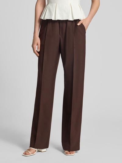 Kobiece model prezentuje spodnie Wide Fit Hose mit Schurwoll-Anteil Model 'Winona' od Closed, brązowe, ozdobne szwy, elastyczny pas, mieszanka materiałów z dodatkiem żywej wełny, szerokość w rozmiarze S 37 cm, długość wewnętrzna nogawki 84 cm, widok całej sylwetki z przodu.