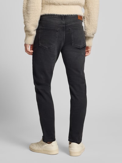 Männermodel trägt dunkle Slim Fit Jeans mit 5-Pocket-Design von Calvin Klein Jeans, Baumwoll-Elasthan-Mix, Ganzkörperansicht Rückansicht.