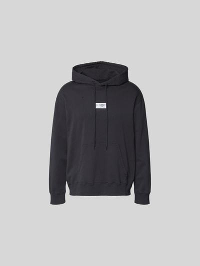 Produktfoto, Hoodie mit Label-Stitching von MM6 Maison Margiela in Schwarz, reine Baumwolle, lockere Passform, Kapuze, Känguru-Tasche