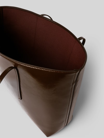 Produktfoto, 'Henkeltasche mit Label-Detail' von CK Calvin Klein, brązowa gładka faktura, kontrastowe ciemnobrązowe wnętrze, damska torebka