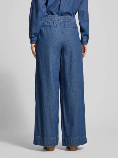 Frauenmodel trägt Wide Fit Jeans mit elastischem Bund Modell 'Archer' von ICHI, reine Baumwolle, Paspeltaschen, Rückansicht Ganzkörperansicht.