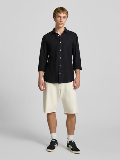 Männermodel trägt Slim Fit Freizeithemd aus Baumwoll-Leinen-Mix Modell 'CAIDENLS SOLID' von Only & Sons, Optik: Unifarben, Ganzkörperansicht von vorne.