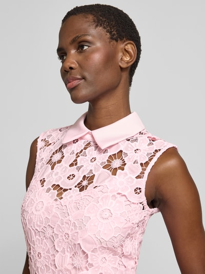 Frauenmodel trägt Minikleid aus Spitze von Self-Portrait in Rosa mit Umlegekragen, taillierter Passform und Ärmelloses-Design, Nahaufnahme Oberkörper.