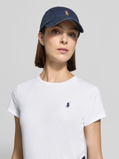 Vrouwenmodel draagt Regular Fit T-Shirt uit puur katoen van Polo Ralph Lauren, wit met blauw logo, dames t-shirt, close-up bovenlichaam.